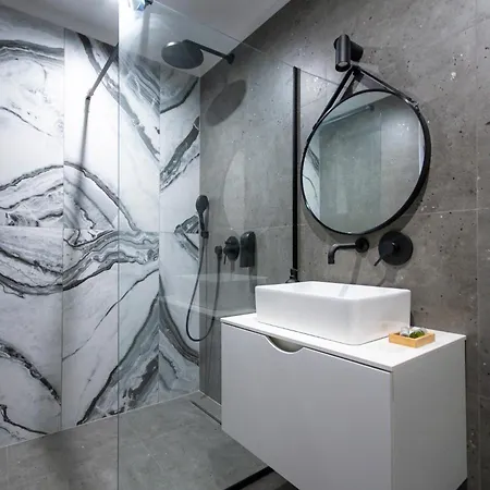 Beachfront Taris With Seaview Willa