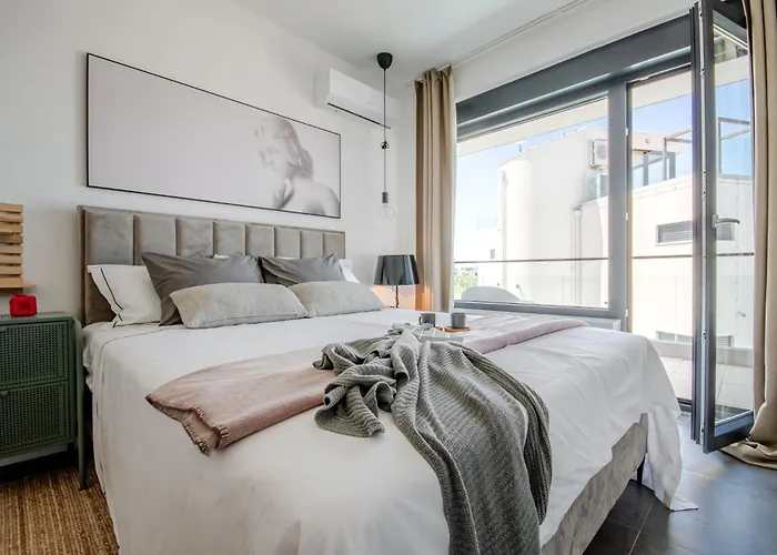 Beachfront Taris With Seaview Vila *