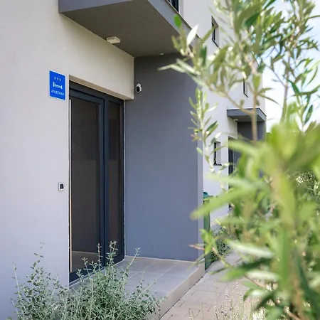 Beachfront Taris With Seaview * Привлака